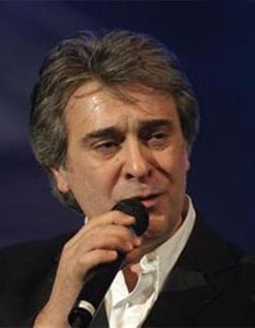 Орлин Горанов - "Светът е за двама" 


Така, както е неостаряващ Орлин Горанов, така и най-големият му хит "Светът е за двама", появил се на бял свят през 80-те, още дълги години няма да бъде забравен. Малцина може би знаят, че баладата всъщност е композирана от Мария Нейкова, автор на друга невероятна песен "Вървят ли двама". Само през 1999 г. тя има две нови версии, а до днес бройката е нараснала още повече. "Светът е за двама" задължително влиза и във всяка класация, подреждаща вечните хитове в българската музика...


Текст:  Даже мен да ме няма на белия свят
Потърси любовта ми в стръкче
пролетен цвят, потърси ме... 




Снимка:  "Труд"
