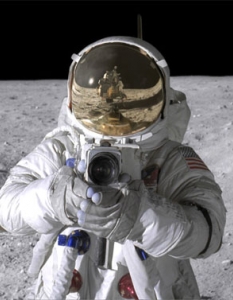 Най-голямата ТВ излагация

През август 2006 година NASA официално съобщава, че са загубили оригиналната касета с телевизионната трансмисия от покоряването на Луната. 

Кадрите са заснели подробности от мисията на Apolo 11 и първите стъпки на Нийл Армстронг, превърнал се в първия човек, стъпил на Луната - на 20 юли 1969 година.

За съжаление той не се сетил да си направи презапис и днес разчита само на снимките, за да доказва, че действително е бил там...

