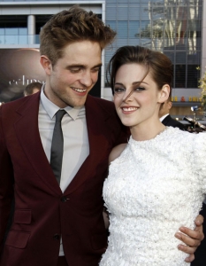 В кадър:  Робърт Патинсън, Кристен Стюарт 
Събитие: Премиера на "The Twilight Saga: Eclipse" 
Дата: 24 юни 
Локация:  Nokia Theatre, Лос Анджелис 
Снимка: Image.net

Виж кадри от филма, сним.площадка и постери >> 