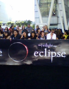В кадър:  Феновете 
Събитие: Премиера на "The Twilight Saga: Eclipse" 
Дата: 24 юни 
Локация:  Nokia Theatre, Лос Анджелис 
Снимка: Image.net

Виж кадри от филма, сним.площадка и постери >> 