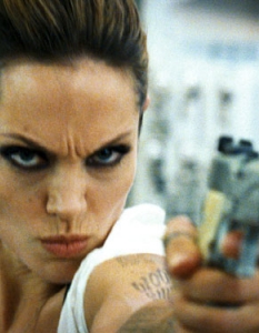   Анджелина Джоли в Wanted

Един от любимите ни екранни персонажи, при това с участието на една от любимите ни звезди. В екшън трилъра Анджи е в ролята на неземно горещата Фокс, която по фактология е една брутална машина за убиване, тотално засенчваща дори и бледият опит на Джеймс Макавой да блесне на фона на изявите й. 

По скромното ни мнение, тук Джоли е толкова лошо момиче, че успява да надмине дори успеха на предишният си опит да се въдвори в подобно амплоа - в Bewoulf. Въобще на Анджи й отива да раздава шамари, при това го прави с толкова финес, че и до днес продължаваме да сме впечатлени...
  


