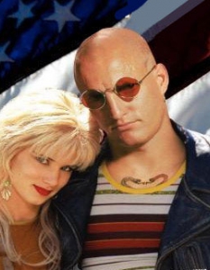   Джулиет Луис в Natural Born Killers



"Ти флиртуваш ли с мен?!... Кой сега е секси, кучко?!" - повярвайте ни, това е момиче, с което е по-добре да си нямате работа. Малъри е едва на 18-години, но вече живее по своите собствени правила. 

Ежедневно малтретирана и изнасилвана от баща си като дете, тя намира своята утеха в не по-малко побъркания Мики - двамата убиват родителите й и се впускат в лудо приключение в страната, в което сеят смърт без каквито и да е задръжки. 

Тандемът Джулиет Луис - Уди Харелсън е неповторим в пресъздаването на едни от най-бруталните убийци на Америка, а защо филмът е толкова потресаващ в своята визия - отговорът е само един: Оливър Стоун режисьор, оригинален сценарий: Куентин Тарантино...


  