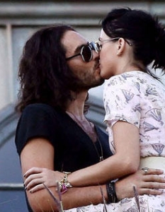  Кати Пери и Ръсел Бранд 
Снимка:  Just Jared