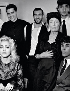 Снимка:  Стивън Клайн за D&G 

 Знойната Синтия Дикър яхна гаджето на Мадона  
 Джерард Бътлър, Мадона и Никол Шерцингер го удариха на парти 
 Скандалната сесия на Мадона и Хесус за W Magazine!  
 Виж снимки от концерта на Мадона в София!  