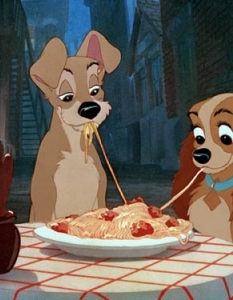 Лейди и Скитника (Lady and the Tramp)
Доста забавната на пръв поглед целувка между кокер шпаньолa Лейди и Скитника от едноименната анимация не можеше да не намери място в класацията ни. 
На някои може и да им се струва твърде нестандартен подход с оглед на жанра, но е факт, че филмът е от далечната 1955 година, а все още има заслужено място в сърцето на поколения киномани.
Освен това, сцената наскоро спечели и приза за най-ефектна целувка въобще в света на анимацията, така че Шрек или по-скоро бъдещите му наследници има над какво да умуват... "Фионааааааа, носи спагетите...".