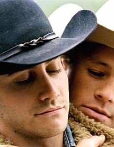 Планината Броубек (The Brokeback Mountain)
Честно казано, трудно ни беше да повярваме, че една по същество хомосексуална сцена може да изглежда красиво на екран, но Хийт Леджър и Джейк Гиленхаал ни убедиха в противното с изпълнението си в "Планината Броубек".
Любопитно е, че размяната на ласки успя да спечели страшно много почитатели сред нежния пол киномани, а самият филм да грабне дори и критиката на своя страна.
Двамата актьори пък останаха добри приятели, като Гиленхаал дори стана кръстник на дъщеричката на Леджър - Матилда, а след смъртта на австралийската звезда е най-близкия приятел на семейството му.