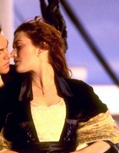 Титаник (Titanic)
Логично, нито една уважаваща себе си kiss класация не би могла да мине без целувката между Лео и Кейт (или Джак и Роуз) в класическата драма "Титаник". Едно не можем да отречем - Джеймс Камерън просто ги умее тия неща. 
Сцената на палубата, в която Ди Каприо прегръща Кейт и й разкрива нови погледи към света, е изпипана точно като за 11 Оскара - с ефектна визия, романтичния поглед на Лео, фона от сърцераздирателната My Heart Will Go On на Селин Дион и усещането за пълна свобода.
В един момент чак се почувствахме все едно ние самите сме горе на палубата, единствено не ни допадна факта, че след този филм Ди Каприо започна да се изявява като секссимвол и забрави, че умее да играе. Слава богу, по-късно се усети и днес отново се радваме на таланта му.