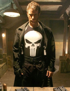  
 Томас Джейн като The Punisher 
 В поредния нискобюджетен римейк на популярната комикс поредица на Marvel - "Наказателят" (The Punisher) - от 2004 година, героят на Томас Джейн е издокаран в черен шлифер и фланелка със стилизирано изображение на череп.   Този похват вероятно съответства на комиксовата поредица, но изглежда направо абсурдно, като се има предвид, че Франк Касъл всъщност се бори срещу престъпността. Признайте си честно, бихте ли поверили живота си на човек в подобно облекло?! (Да не говорим, че моделът си е и жив еталон на най-страстните години на Жан Пол Готие, например).   Логично, въпросната премяна отсъстваше в предишните няколко адаптации - с Долф Лундгрен и Джон Траволта и се надяваме да отсъства и в бъдещите такива, защото не се съмнявайте, такива определено ще има... 