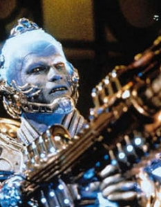  
Арнолд Шварценегер като Mr Freeze
 Макар че едва ли това е била основната му задача, не можем да отречем, че направо "замръзнахме" от костюма на Арни като Mr Freeze в "Батман и Робин"  (най-голямото недоразумение като филм от цялата поредица).  Въпреки че персонажът е създаден още през далечната 1959 година, то трябваше да почакаме значително преди да стигнем до "върха на сладоледа" в блокбъстъра от 1997 година.   Костюмът определено връща Шварценегер в годините му от "Зов за завръщане" и с оглед на внушителната му физика го превръща в нещо, което действително ни е много трудно да определим.   Безспорно обаче най-голямо внимание заслужава главата му - с фризура нула номер, светещи очи и стъклен скафандър, опасан с различни маркучи. В най-добрия случай би се вързал перфектно до коледната елха, в най-лошия става за ефектен лампион... 
 Автор:  Митко Попов, popov@avtora.com