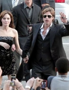 В кадър:  Брад Пит, Анджелина Джоли 
Събитие: Премиера на Salt 
Дата: 20 юли 
Локация:  Chinese Theater, Холивуд 
Снимка: Hollywood.com 
