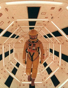 2001: Космическа Одисея (1968)

Бог да го прости, гениалният Стенли Кубрик, дори години след смъртта си печели позитиви от най-добрата творба в кариерата си - 2001: Космическа одисея. Филмът, създаден по едноименния разказ на Артър Кларк, смайва с уникалните спец ефекти за времето си (1968), но далеч по-сериозната му стойност са зададените въпроси за смисъла на човечеството. 
 
За съжаление, типично за творчеството му е най-вече опцията да открива безпогрешно проблемите на човешката цивилизация, без да дава отговор за тяхното решение. Така вместо реалност, Кубрик ни предлага твърде много символика и идеята за свръхчовешкия интелект все още е твърде екстравагантна и двусмислена за мнозина...
 
 
