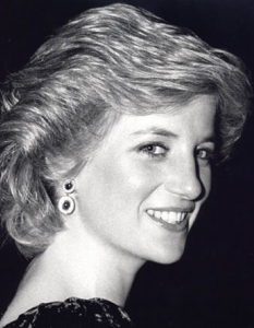  Принцеса  Даяна

Лейди Даяна Спенсър, принцеса на Уелс, има много общи неща с Грейс Кели, принцеса на Монако: и двете са руси, харизматични, не са родени кралски особи и умират в автомобилни инциденти. 

Само че за разлика от Грейс принцеса Даяна почина съвсем млада (36 г.) и при ужасяващо скандални обстоятелства: на 31 август 1997 г. в тунела "Пон дел Алма" в Париж, опитвайки се да избегне преследването на моторизирани папараци, шофьорът Анри Пол разбива S-класата, в която се возят милионерският наследник Доди Ал-Файед, бившата съпруга на принц Чарлз и бодигардът й Тревър Рийс-Джоунс. 

Тревър е единственият, преживял катастрофата. Принцесата почива малко след това в болницата "Питие-Салпетриер". Официалната причина за смъртта е сърдечна недостатъчност вследствие на много сериозните вътрешни разкъсвания и кръвозагуба.

Любопитен факт за човешкия начин на мислене: докато сватбата й с уелския принц на 29 юли 1981 година е гледана по телевизията от 750 милиона души, погребението й на 6 септември в Лондон е съпроводено от три милиона скърбящи и наблюдавано от два и половина милиарда ТВ-зрители (!). Сингълът на Елтън Джон Candle in the Wind’ 1997 (Goodbye England’s Rose), посветен на загиналата Даяна, е най-продаваният в музикалната история с повече от 33 милиона копия.  
