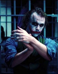    "Черният рицар" (The Dark Knight)   

Че "Батман: Началото" бе един доста успешен филм, едва ли някой се съмнява, но какво да кажем за успеха на "Черният рицар"?! Последният се нареди неумолимо сред класиките във фентъзи блокбъстър жанра, не само що се отнася до финансовите рекорди, но и до отличията. 

Блестящото изпълнение на Джокера от страна на Хийт Леджър (на моменти не просто съизмеримо, но дори и надминаващо това на Джак Никълсън), му донесе посмъртен Оскар, направи от иначе талантливия режисьор Кристофър Нолан личност, с която всеки в Холивуд се съобразява и затвърди Крисчън Бейл като най-успешния Батман в цялата поредица. 

И въпреки че лентата не бе номинирана от Академията за най-добър филм (това действително щеше да е малко в повече), то The Dark Knight доказа, че superhero жанрът трябва да бъде възприеман на сериозно от всички.





