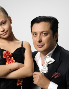  Нели Солакова ще пее с Васил Петров 


Тя е много талантливо 11-годишно момиче. Живее в Пловдив със своето семейство и е соло изпълнител в Биг Бенд Пловдив. Печелила е множество конкурси и състезания за певчески таланти. 


Когато е на 4 години, Нели печели конкурса за деца и става поп изпълнител на 2004-та. На 9 години, тя вече прави своя първи солов концерт. Със своя талант, Нели иска да помогне на Ани – двадесетгодишната дъщеря на майчината й приятелка. 


Ани има тумор в първоначален стадий, в своя десен глезен и скоро ще се подложи на своята двадесета операция. Ако тя е неуспешна, кракът на Ани трябва да се ампутира. Нели ще танцува, за да сбъдне мечтата на своята приятелка да запази своя крак.