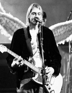    Кърт Кобейн 1967 - 1994


Фронтменът на Nirvana никога не се е стремял към статута на знаменитост и винаги се е чувствал много по-комфортно в амплоато на самотник бунтар, но въпреки това славата го спохожда с невиждани размери в началото на 90-те. 


Кърт носи основна роля за въвеждането на гръндж модата в света на музиката, но също така и за нейния крах малко по-късно. Идол на младото поколение, той трудно издържа на тази роля и отричайки наложения му статут, на 8 април 1994 година просто слага край на всичко. 


Тогава тялото му е намерено в близост до гаража на дома му в Лейк Вашингтон с огнестрелна рана в главата, а малко по-късно е открито и предсмъртно писмо, което потвърждава, че става дума за самоубийство. В смъртта му мнозина припознават и края на гръндж ерата, въпреки че групи като Pearl Jam например, се опитват да я продължат. 


Дори и след кончината си обаче, Кърт Кобейн така и не успява да избяга от славата - дори напротив, днес той е една от онези рок легенди, които ще продължаваме да помним още дълги години…