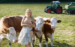 Селски моми в еротичен календар на баварските фермери (2010)