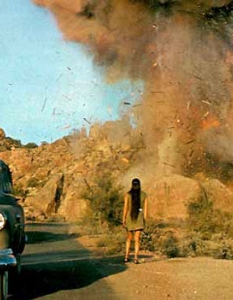   Zabriskie Point

Също както в Scanners, и тук експлозията е предизвикана със свръхестествени умения, но по-странното е, че е във филм на легендарния Микеланджело Антониони от, забележете, 1970 година. 


По сюжет, взривът всъщност не е реален, а плод на фантазията на героинята на Дария Халпрън, но като изпълнение е едно от най-впечатляващите, създавани досега в киното. 


Режисьорът е заложил на кадри, които стават все по-внушителни, най-вече поради факта, че представят експлозията първоначално от далечен план, след това от все по-близък, повтаряйки я отново и отново. 


Като добавим върху всичко това и лежерния саундтрак на Пинк Флойд и фактът, че това е финалът на филма, нещата изглеждат направо убийствено…


 
