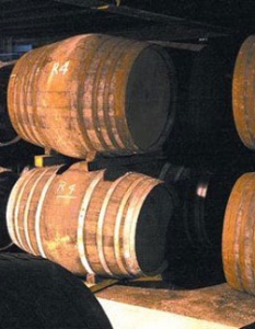 Цветът на уискито не идва след финализирането на дестилацията. 

Тогава напитката е безцветна, като потъмняването се получава с процеса на отлежаване. 

При него тя реагира и с различни съставки на дървото - целулоза, лигнин и прочие, а по време на процеса се изпарява и около 2% от съдържанието му. 
