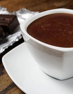 Всеизвестно е, че шоколадът съдържа кофеин, но за да успеете да усетите същия ефект като този от кафето, ще ви се наложи да изядете доста солидно количество. 

В едно блокче има около 30 милиграма, докато чаша кафе (в зависимост от вида) може да достигне до 180 милиграма. 

Бързата аритметика показва, че ако искате да откажете кафето и колата, ще ви се наложи сутрин да се зареждате с до 6 шоколадови блокчета. 

Не, че това е кой знае колко сложна задача, разбира се, дори е доста сладка.
