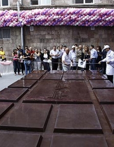 Наскоро в Армения записаха името на страната си в Рекордите на Гинес, след като сътвориха най-големия шоколад в света. 

Той бе дълъг над 5 метра, с дебелина от 25 сантиметра, широчина от 2,8 метра и тежеше повече от 4 тона. 

Всички показатели бяха измерени пред очите на свидетели - щастливци, които след това бяха наградени с част от него. 

Допреди това рекордът се държеше от италианците, произвели през 2007 г. лакомство с тегло от 3,5 тона.