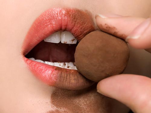 Блокче шоколад може да ви подтикне към активни занимания с половинката (или с друг, ваша си работа). 

Доказано е, че шоколадът е сред най-ефективните афродизиаци, особено ако е с по-високо съдържание на какао. 

За целта най-подходящи са черните шоколади, защото при млечните има засилено количество мазнини и захар, които "убиват" ефекта. 