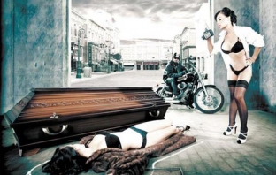 Lindner - смъртта е секси в нов календар на марката ковчези