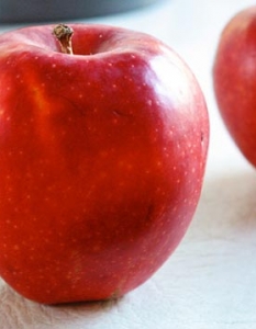   Ябълка 

Знаете ли, че една ябълка на ден може да ви помогне да отслабнете? 

Ябълката е един от най-перфектните плодове за целта, тъй като е богата на пектин, съдържащ разтворими фибри.  


Пектинът контролира нивото на захарта в организма и помага да се чувстваме по-дълго сити. А да не говорим и колко приятен вкус има.

