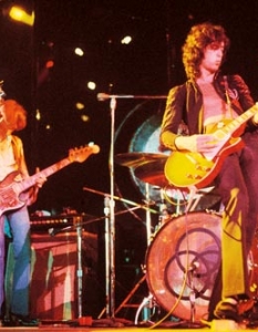 Led Zeppelin Преди тях, разбира се, нямаше нито една, дори наполовина толкова тежка банда.  Много дай-хард метъли ги мразят и могат да поспорят, че вокалът им Робърт Плант пее като жена, освен това са и твърде мелодични. Ако попитате обаче, всеки един световен метъл герой за тях, ще разберете, че Led Zeppelin стоят в основата на всичко.  Освен това, когато всички барабанисти за пръв път чуват покойния Джон Бонъм, вероятно са се замислили дали въобще някога дотогава са удряли барабана и дали въобще това, което произвеждат е рок. Всичко тръгва оттам!