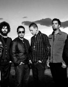 Linkin Park Тези симпатични и упорити младежи успяха да смесят рок, хип-хоп и алтернативен рок, позитивен имидж и безкраен ентусиазъм в една от най-успешните и хитови комбинации в последните години.  Няма ден, в който да не пуснат някое тяхно парче по MTV, а по ученическите чанти отдавна не пише Iron Maiden и KISS, а именно тяхното име. Освен това, за да си им фен, не е нужно да приличаш на трол.