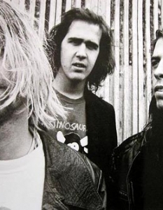 Nirvana  Разбира се, най-известната карирана риза в историята. Групата, погребала музикални течения, осъдила на забвение тупираните коси и доказала, че в рока не всичко, което блести, е Дейвид Ли Рот.  Изгряха и изгоряха като метеор, но винаги ще бъдат доказателство, че ако музиката е от сърце и душа, тя може да превърне неудачника в най-великия музикант в историята.  За съжаление, напрежението взе връх и великият Кърт Кобейн си отиде с трясъка на двете цеви, за да остане безсмъртен.