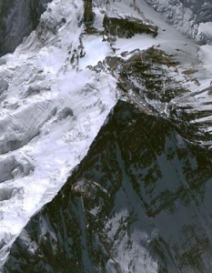 Най-високият връх на Земята Еверест се намира в Хамалаите и е с височина 8848 м. и 20 см. 

Първите хора, които го покоряват, са Едмънд Хилъри и Тенсинг Норгей - на 29 май 1953 г. След тях смъртта си там са намерили над 200 човека.