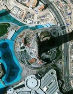  Бурж Халифа, най-високата сграда в света се намира в Дубай и се извисява на цели 828 метра височина, на които са разпределени 124 етажа. 