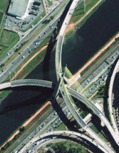  Понте Октавио Фраяс де Оливейра се намира в Сао Паоло и е един от най-внушителните мостове в цял свят. 

1600-метровата конструкция се намира над река Пинейро и представлява бетонен мост с височина 138 метра, който поддържа двете крила. Открит е през 2008 г.
