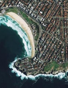  Бонди Бийч се счита за най-известната ивица пясък в света. 

Плажът, разположен на 7 км. от Сидни, е сред най-предпочитаните места за сърфистите и включва редица кафенета, магазини, ресторанти и т.н. 

Според статистиката, е в челната петица по посещаемост на природните обекти в Австралия.