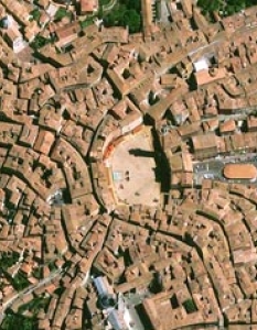  Най-известното място в Сиена, Италия е площадът Пиаца дел Кампо, който е един от най-красивите въобще в Европа. 


Затворен е със сгради отвсякъде и е с формата на обърната раковина. 