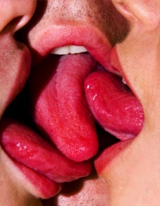  Tripple Kiss 
 Снимка:  Тайлър Шийлдс, официален сайт
