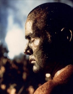 "Апокалипсис Сега" (Apocalypse Now) Един от безспорно най-великите филми в историята на киното нашумява и с доста инциденти при заснемането си.   По време на снимките на Филипините (които изобразявали Виетнам), всичките имена в актьорския състав станали абсолютно неконтролируеми.   Брандо качил над 20 кила и поискал да бъде сниман само от определена страна, отделно пожелал хонорар от 1 млн., Денис Хопър се дрогирал през ден, а Мартин Шийн получил инфаркт.   Копола пък се принудил да заложи личното си имущество заради нарастващия бюджет и междувременно да я докара почти до развод с половинката си Елинор.   Е, в крайна сметка усилията явно са си заслужавали, но и "Апокалипсис Сега" намира място във въпросната класация.