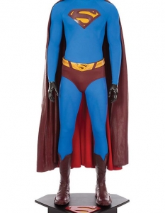 Костюм на Супермен, носен от Брандън Рут (Brandon Routh) в поредното продължение на популярната поредица - "Завръщането на Супермен" (Superman Returns) на режисьора Брайън Сингър (Bryan Singer). 
Примерна цена: 50-70 хиляди долара