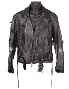Кожени ръкавици и кожено яке, носени от Арнолд Шварценегер (Arnold Schwarzenegger) в първата част на популярната поредица "Терминатор" (Terminator) на Джеймс Камерън (James Cameron).
Примерна цена: 20-30 хиляди долара