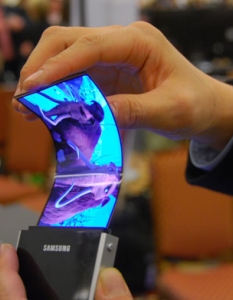 Наред със своите телефони и таблети, южнокорейската компания Sasmung показа своя уникален патент за екран AMOLED. Той има размер от 4,5-инча и стандартна резолюция от 840х480 пиксела. Уникалното е неговата гъвкавост, която може да позволи да се използва на всякакви повърхности, независимо дали те са плоски или не. С него могат да се правят всякакви по форма телефони, фотоапарати и други портативни устройства.