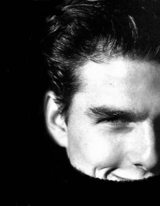 През 1996 година, Том Круз (Tom Cruise) демонстрира доброто си сърце. След като става свидетел на катастрофа в Лос Анджелис, при която сериозно пострадва 23-годишната бразилска актриса Хелойза Виняс, той я откарва в най-близката болница и дори плаща сметката й там в размер на 7000 долара.