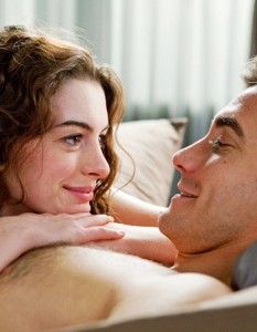 Още при самото си създаване, "Любовта е опиат" (Love and Other Drugs) на режисьора Едуард Зуик бе замислена като типичната романтична комедия, в която да изпъкне до каква степен си отиват звезди като Ан Хатауей (Anne Hathaway) и Джейк Гиленхаал (Jake Gylenhaal). 
Двамата обаче направо прекалиха със старанието си, като ни зариха с потресаващи голи сцени, твърде нетипични не просто за цялостната идея на филма, но и въобще за комедийния жанр, в който дори и липсата на сутиен си е събитие.

Виж видео!
