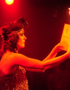 Sofia Burlesque Revue с участието на атрактивната френска бурлеска трупа Neo Retro на Lady Flo с най-добрите танцьорки на Европа - Lalla Morte (Лондон), Mademoiselle Ô (Париж), Lada Redstar (Берлин) и Lady Ane Angel (Лондон). За музикалното оформление на 13 януари в Sofia Live Club се погрижиха The Smugglers Collective.
