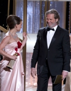 Джеф Бриджес (Jeff Bridges) представя Натали Портман (Natalie Portman) като носител на "Златен глобус" за BEST PERFORMANCE BY AN ACTRESS IN A MOTION PICTURE – DRAMA в "Черният лебед" (Black Swan).