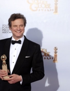 Колин Фърт (Colin Firth) позира с наградата за BEST PERFORMANCE BY AN ACTOR IN A MOTION PICTURE – DRAMA в "Речта на Краля" (The King