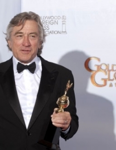 Робърт де Ниро (Robert de Niro) позира с наградата "Сесил де Мил" ( Cecil B. DeMille Award), връчвана на "Златnните глобуси" за цялостно творчество. 