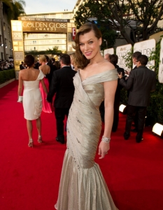 Филмовата звезда Мила Йовович (Milla Jovovich) пристига на наградите "Златен глобус 2011" (Golden Globe Awards).