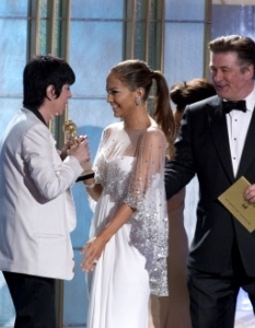 Алек Болдуин (Alec Baldwin) и Дженифър Лопес (Jennifer Lopez) връчват "Златен Глобус" за Best original Song на Даян Уорън (Diane Warren) за ﻿﻿You Haven