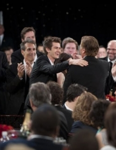 Арън Соркин (Aaron Sorkin) приема поздравления за отличието "Златен глобус" за Best Screenplay за "Социалната мрежа" (The Social Network).