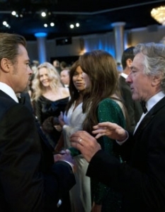 Брад Пит (Brad Pitt) и Робърт де Ниро (Robert de Niro) в дружески разговор на церемонията по връчването на отличията "Златен глобус" (Golden Globe Awards 2011).